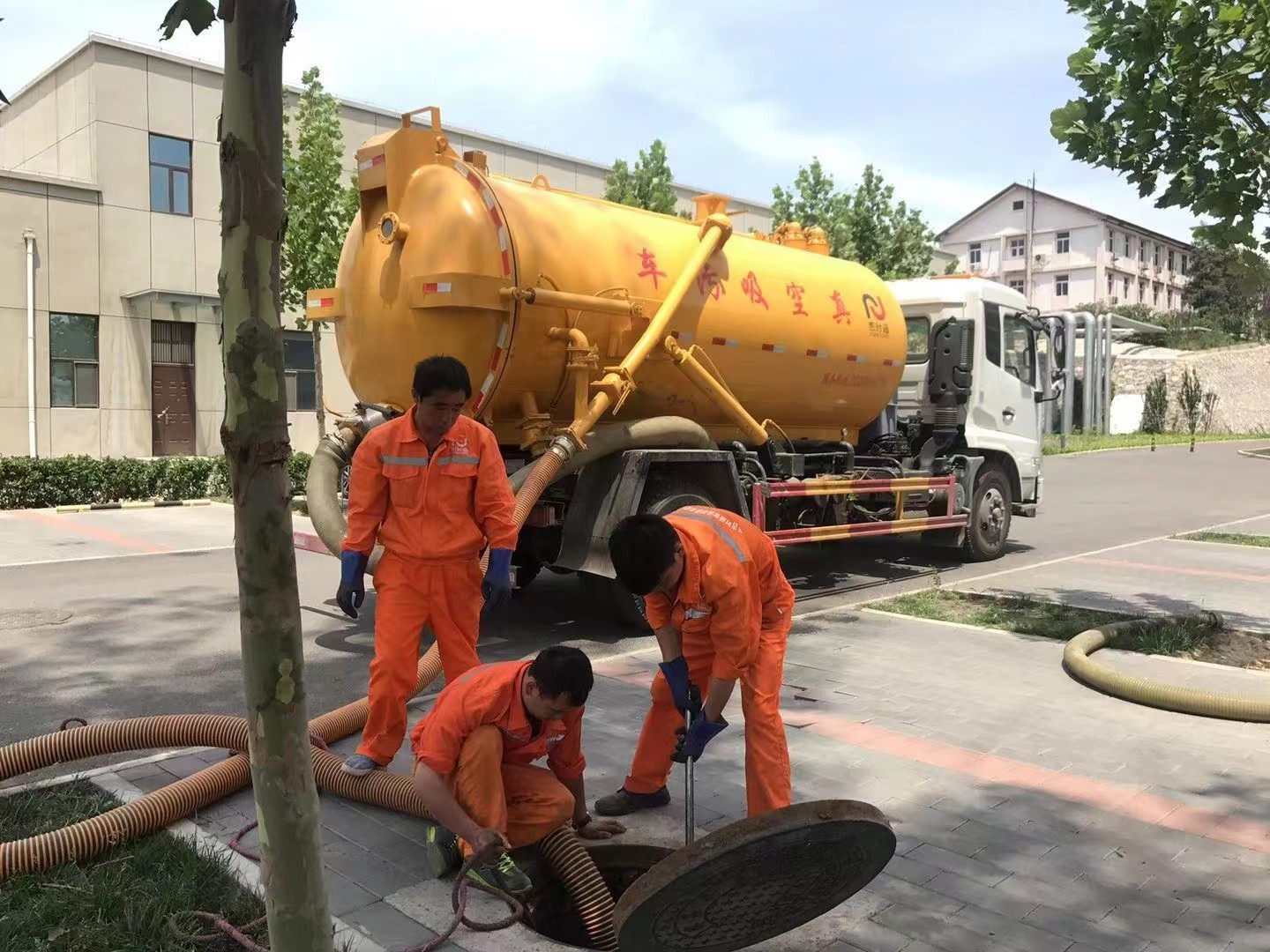 宜都管道疏通车停在窨井附近