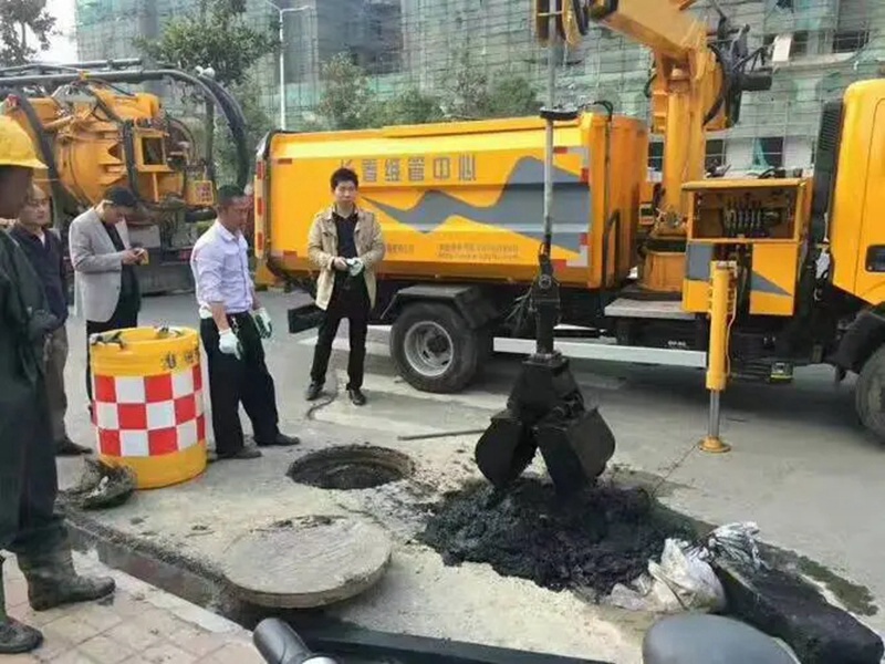 宜都街道：网格员化身“清道夫”，为民解忧疏通“堵心”化粪池
