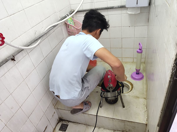 宜都肥皂掉到马桶里把马桶堵住了怎么办？马桶堵住了怎么办